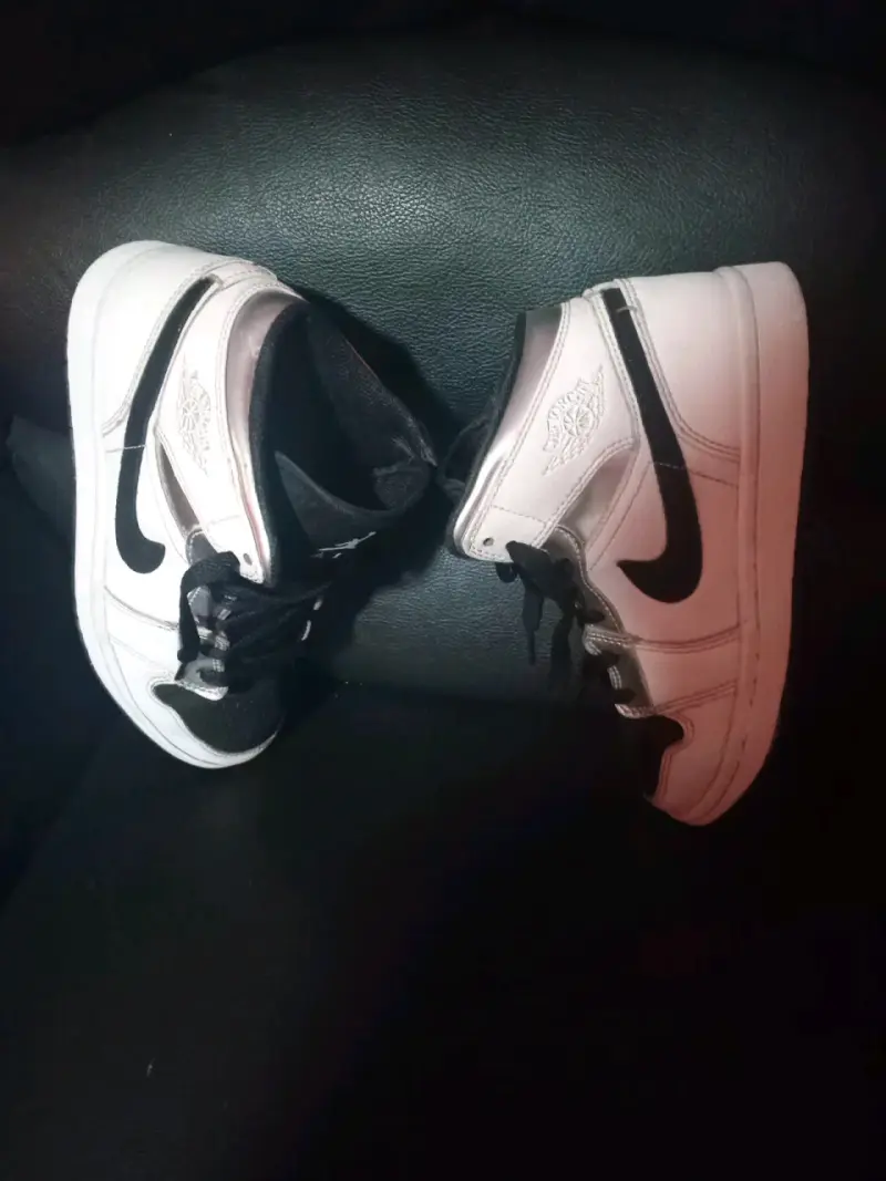 Zapatillas Air Jordan blancas y negras - 4