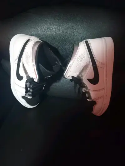 Zapatillas Air Jordan blancas y negras - miniatura 4