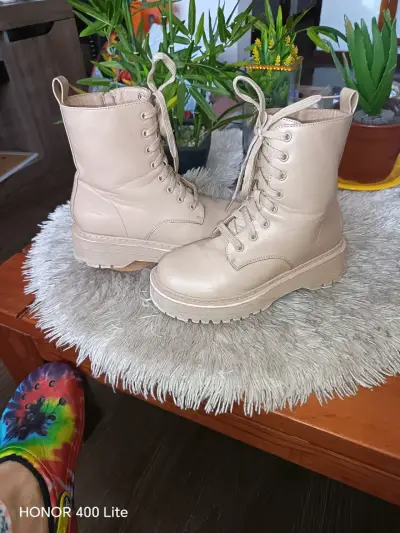 Botas beige con plataforma y cordones - miniatura 1