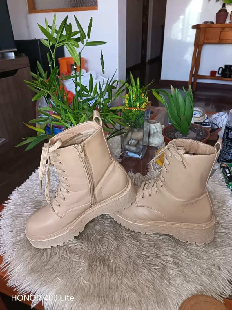 Botas beige con plataforma y cordones - 4