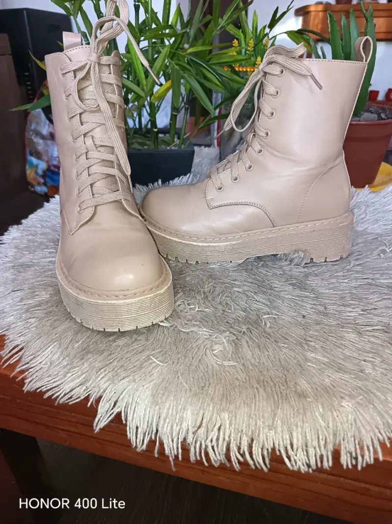 Botas beige con plataforma y cordones - 5