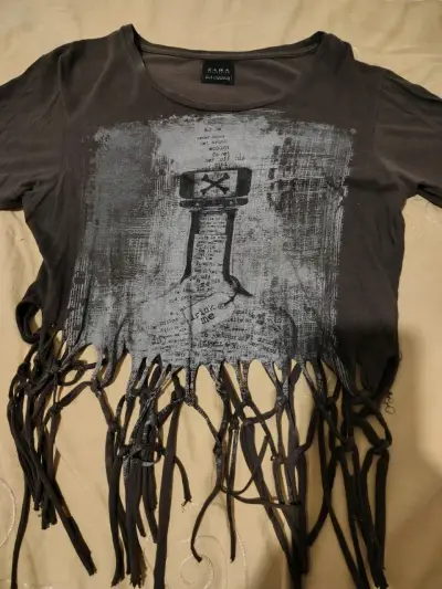 Polera Zara con diseño gráfico y flecos - miniatura 1