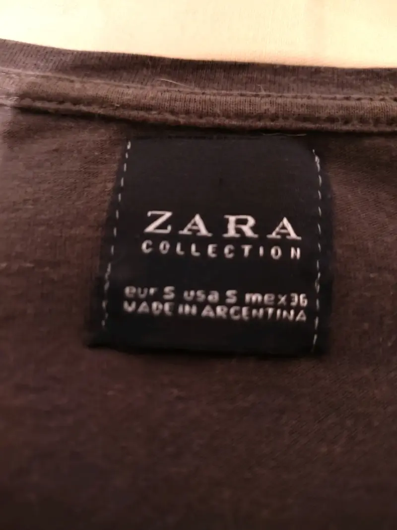 Polera Zara con diseño gráfico y flecos - 2