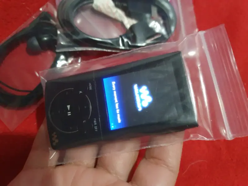 Reproductor MP3 Sony Walkman con accesorios - 1