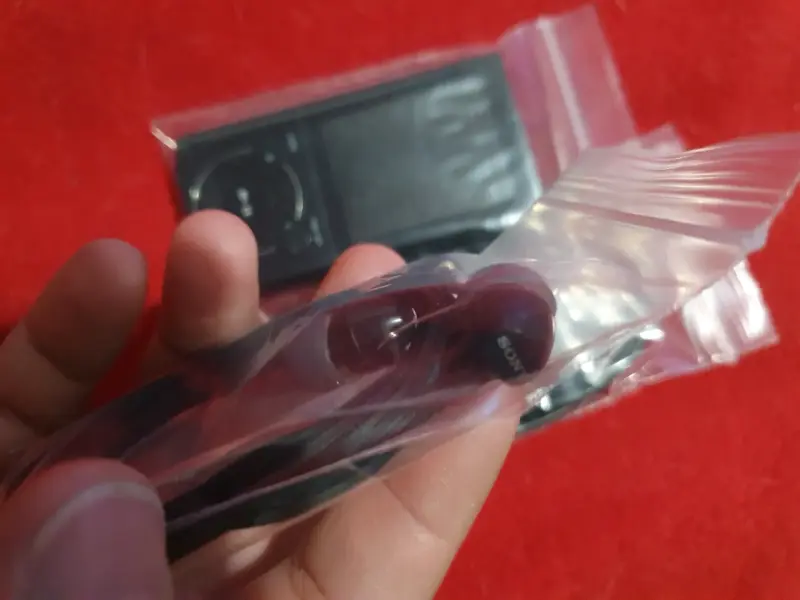 Reproductor MP3 Sony Walkman con accesorios - 4