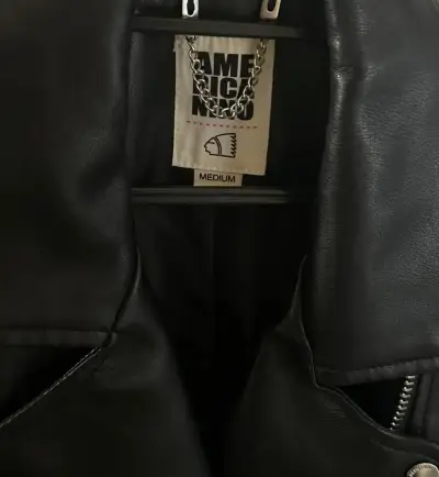 Chaleco de cuero negro estilo biker para mujer - miniatura 3