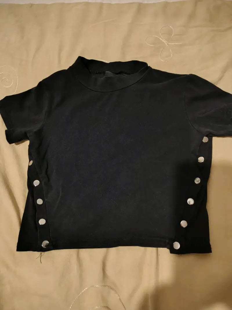 Polera negra con botones laterales