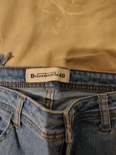Jeans cortos de mezclilla con diseño Byboulevard - miniatura 2