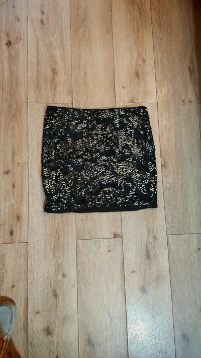 Falda corta negra con lentejuelas - miniatura 2