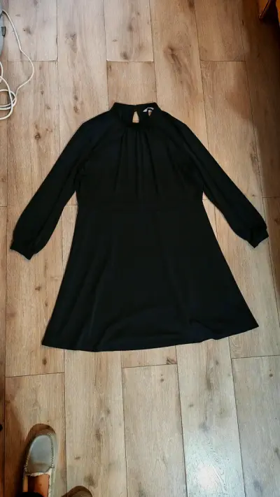 Vestido negro de manga larga elegante - miniatura 2