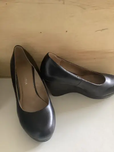 Zapatos de tacón negro para mujer - miniatura 1