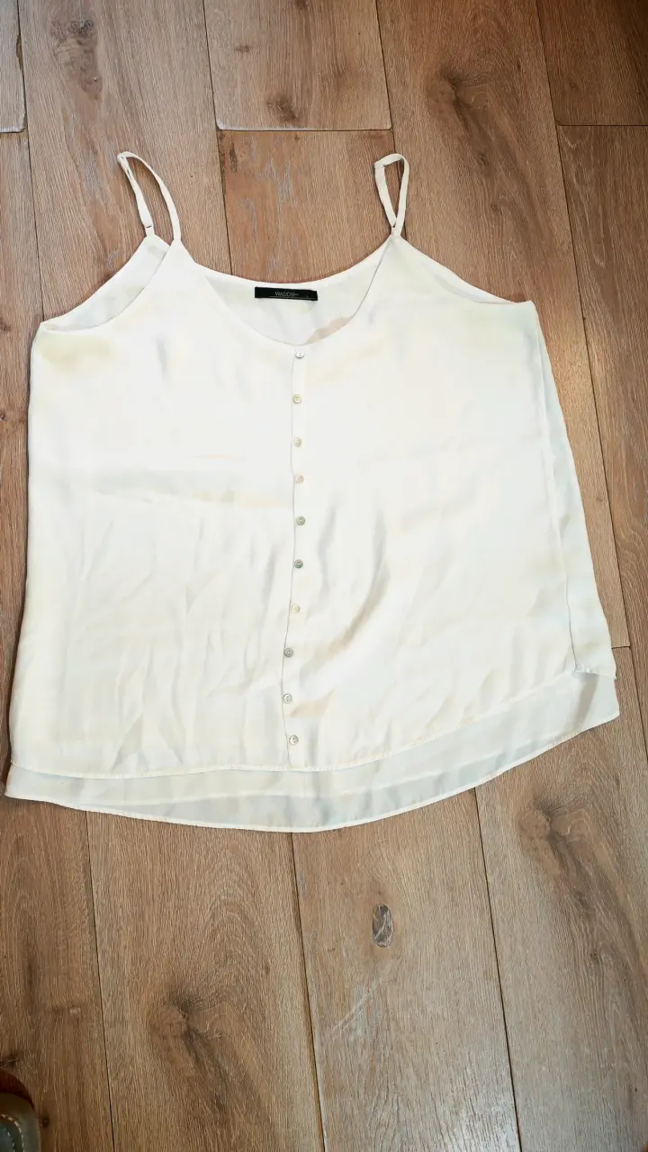 Blusa sin mangas blanca con botones nacarados - 2