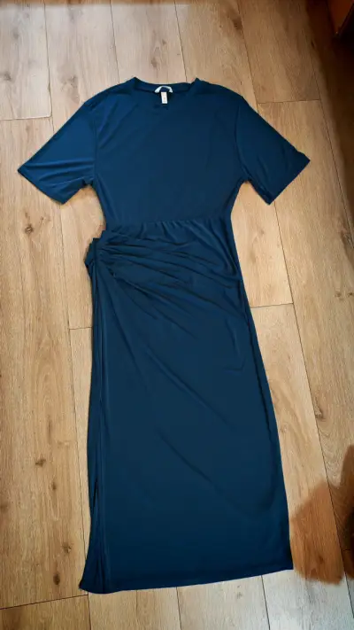 Vestido azul con diseño drapeado - miniatura 2