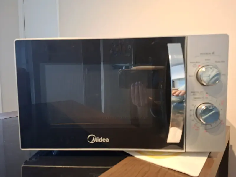 Microondas Midea con control manual - 1
