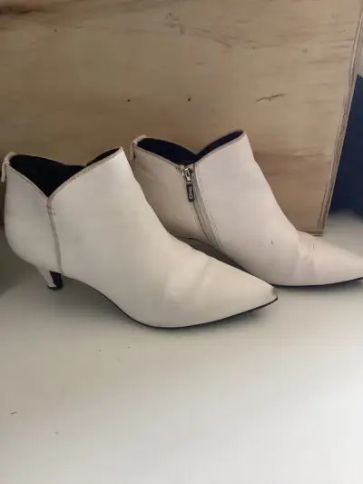 Botines blancos de cuero con tacón bajo - miniatura 1