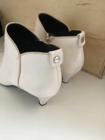 Botines blancos de cuero con tacón bajo - miniatura 3