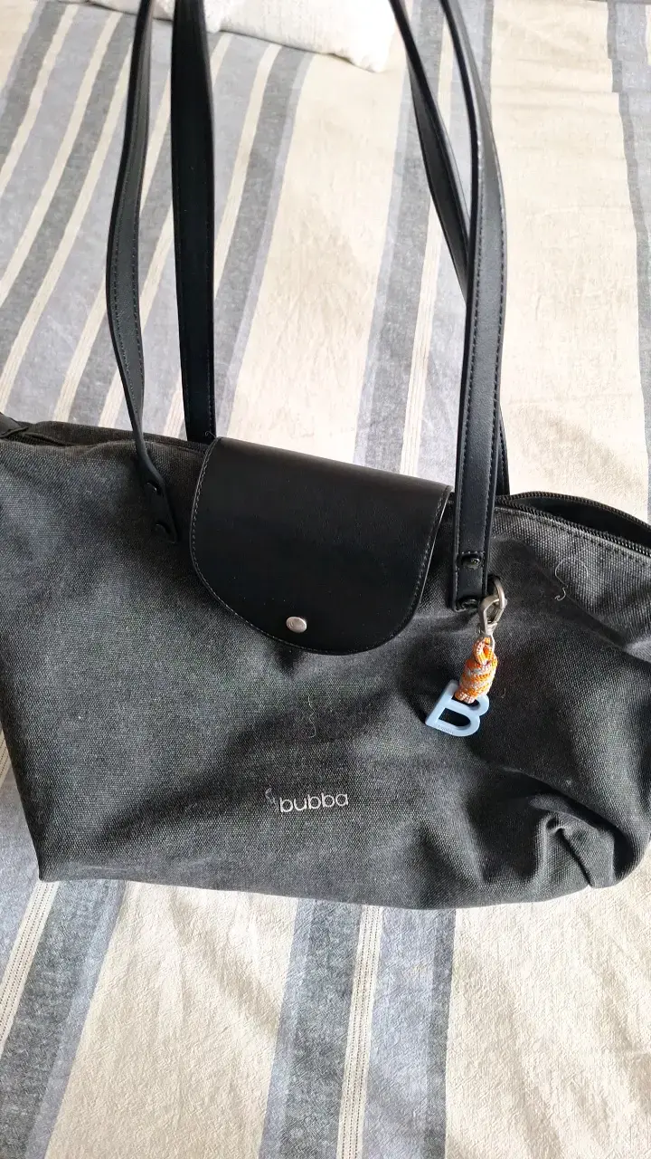 Bolso de hombro negro Bubba con charm - 2