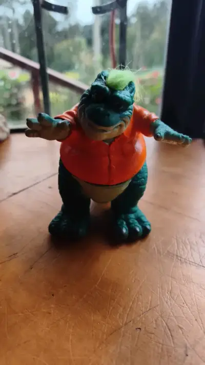 Figura de dinosaurio vintage con camisa naranja - miniatura 1