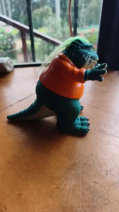 Figura de dinosaurio vintage con camisa naranja - miniatura 2
