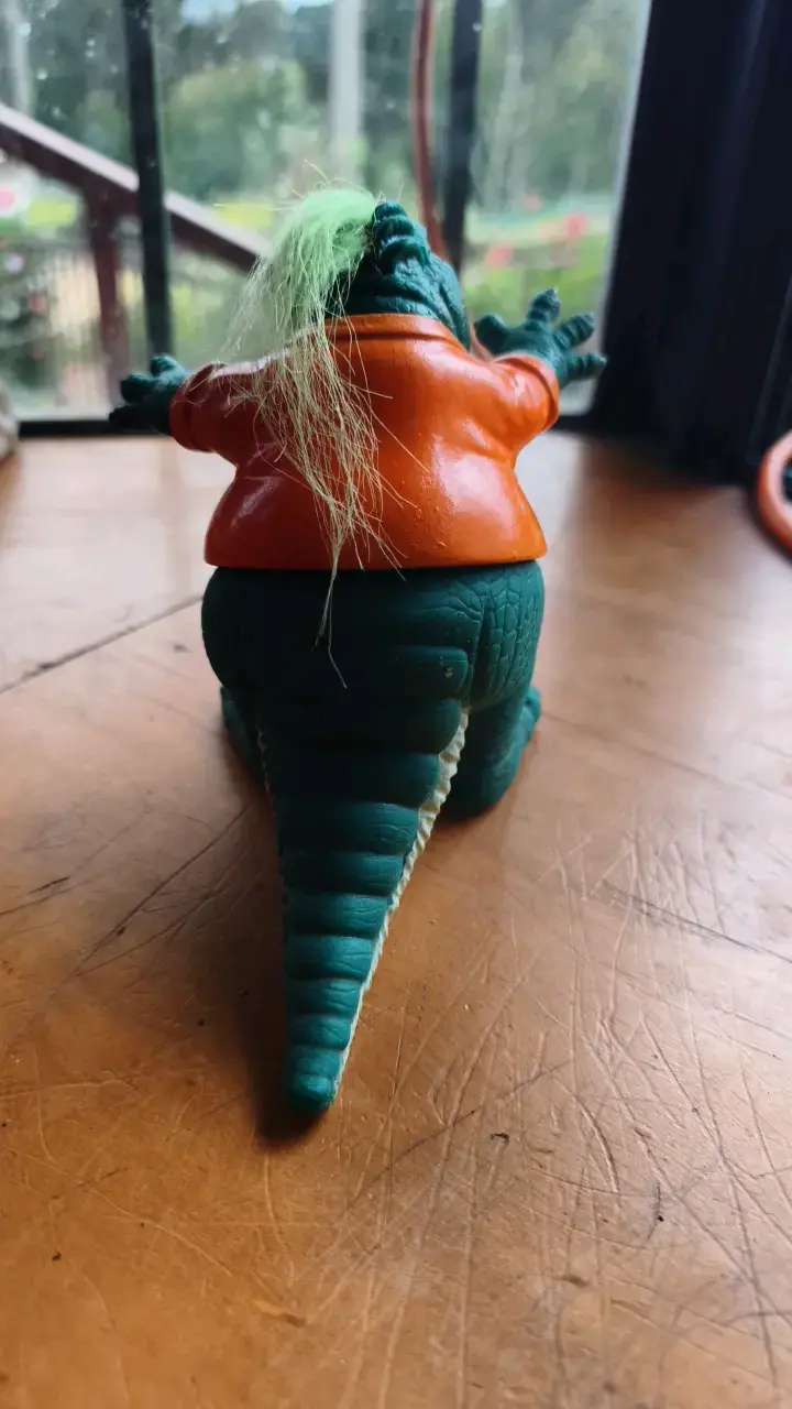 Figura de dinosaurio vintage con camisa naranja - 3