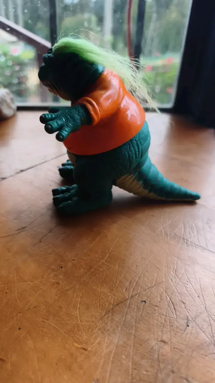 Figura de dinosaurio vintage con camisa naranja - 4