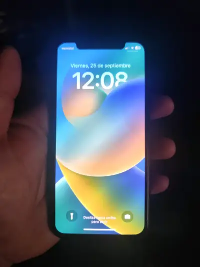 iPhone X en buen estado con pantalla encendida - miniatura 1