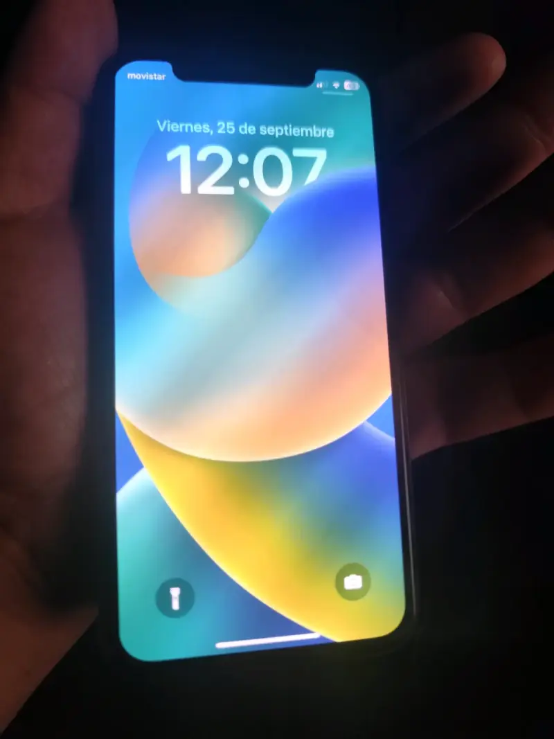 iPhone X en buen estado con pantalla encendida - 2