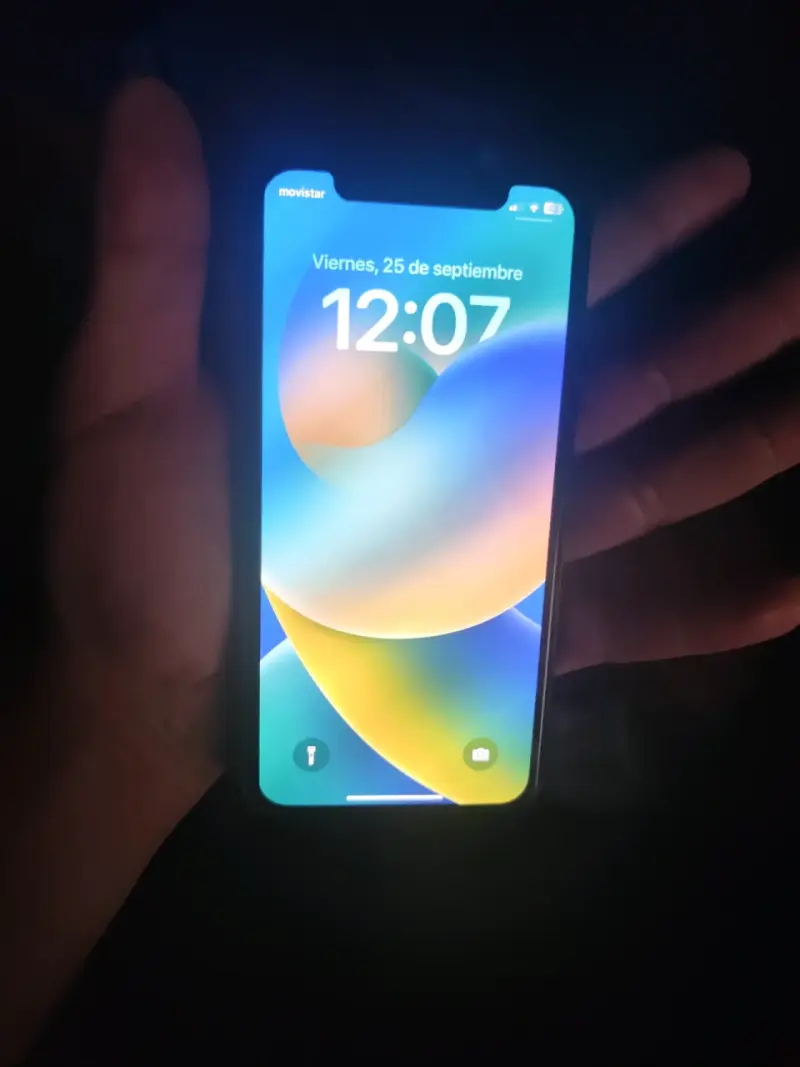 iPhone X en buen estado con pantalla encendida - 3