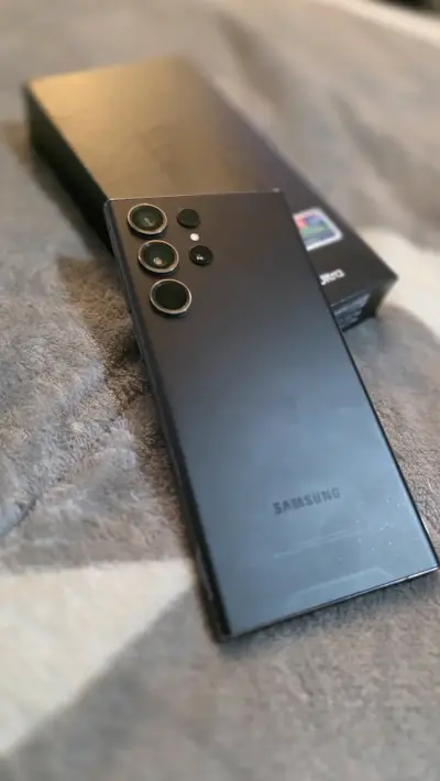 Samsung Galaxy S23 Ultra con fundas adicionales - miniatura 1