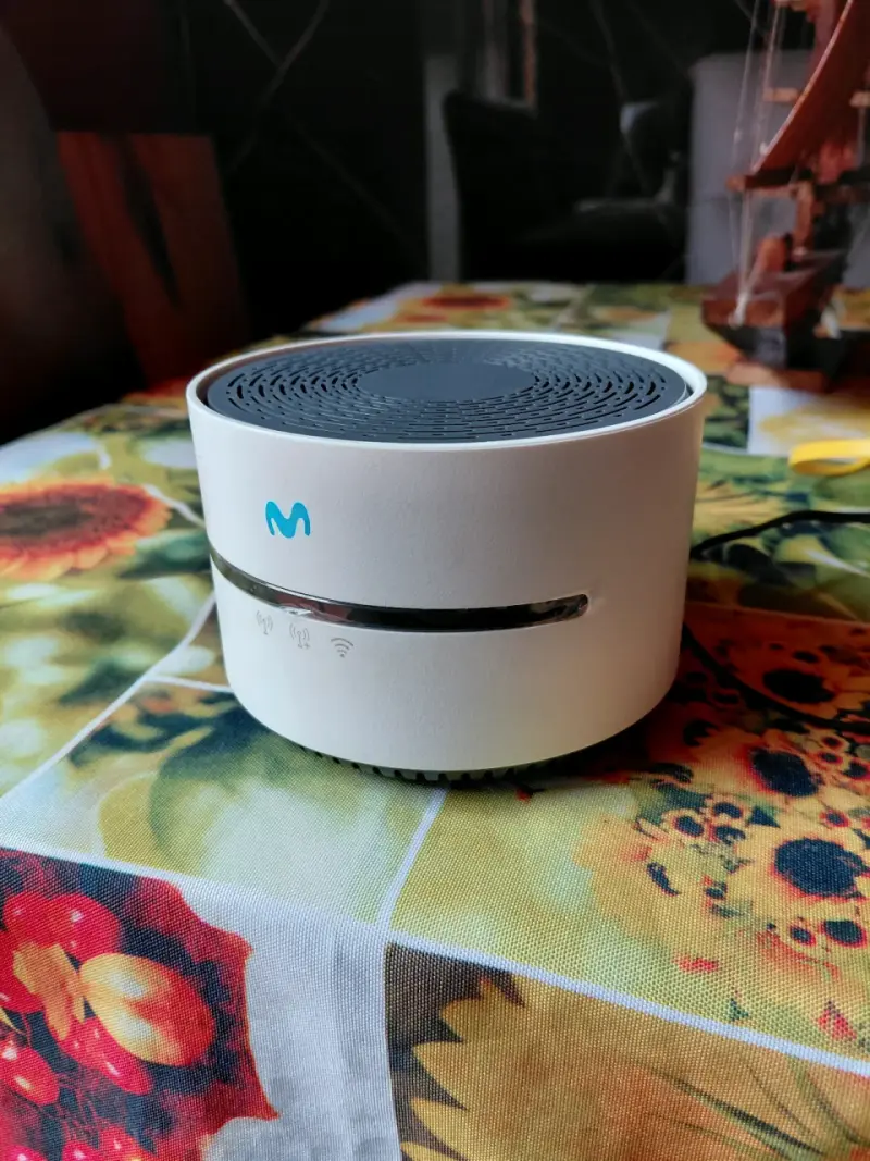 Router WiFi Movistar con diseño compacto - 1