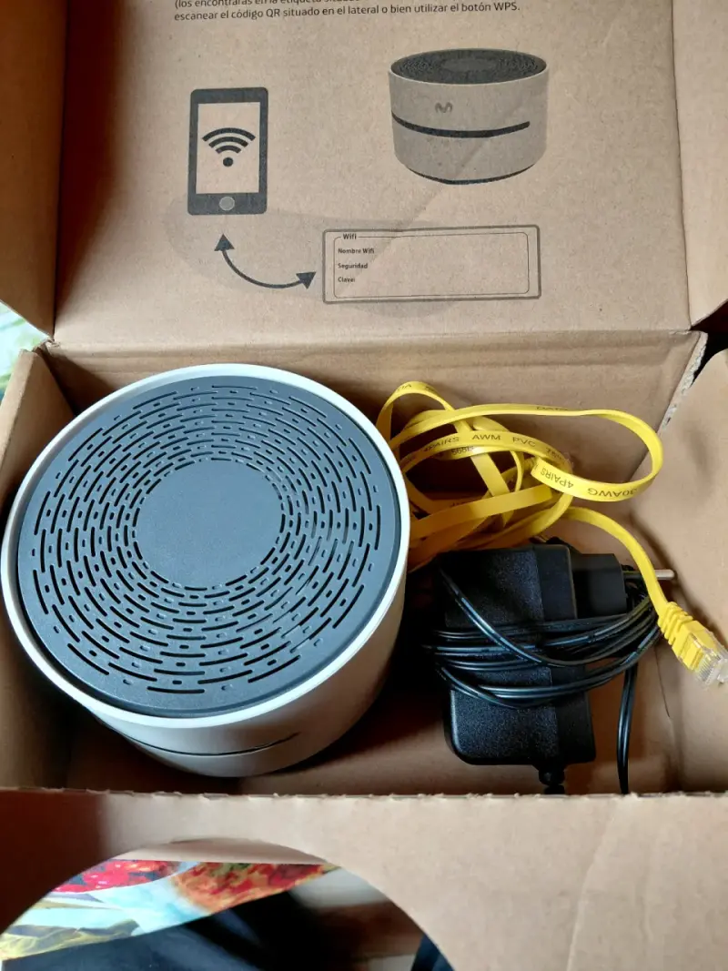 Router WiFi Movistar con diseño compacto - 2