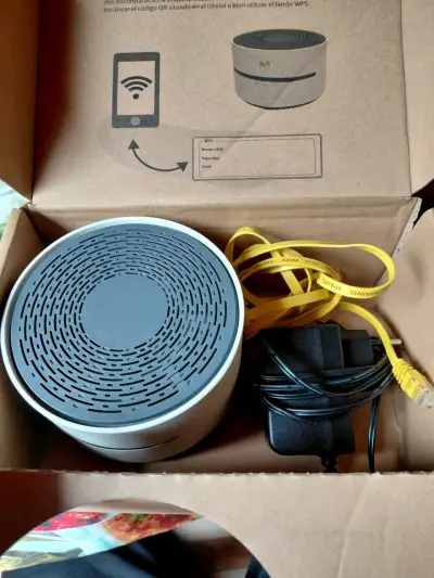 Router WiFi Movistar con diseño compacto - miniatura 2