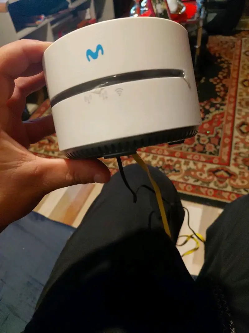Router WiFi Movistar con diseño compacto - 3