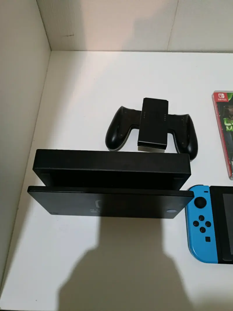 Consola Nintendo Switch con Joy-Con y juego Luigi's Mansion 3 - 3