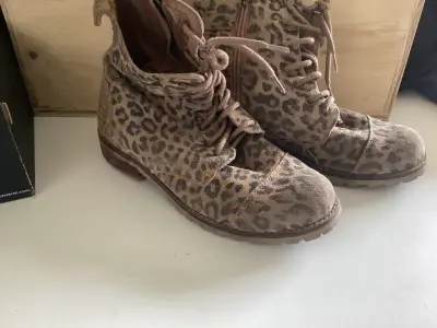 Botas de gamuza con estampado animal print - miniatura 1