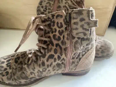 Botas de gamuza con estampado animal print - miniatura 2