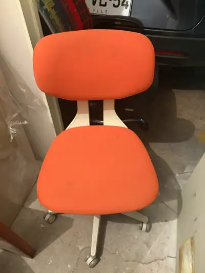 Silla de oficina ergonómica naranja con ruedas - miniatura 1