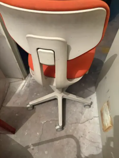 Silla de oficina ergonómica naranja con ruedas - miniatura 2