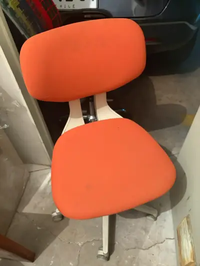 Silla de oficina ergonómica naranja con ruedas - miniatura 3