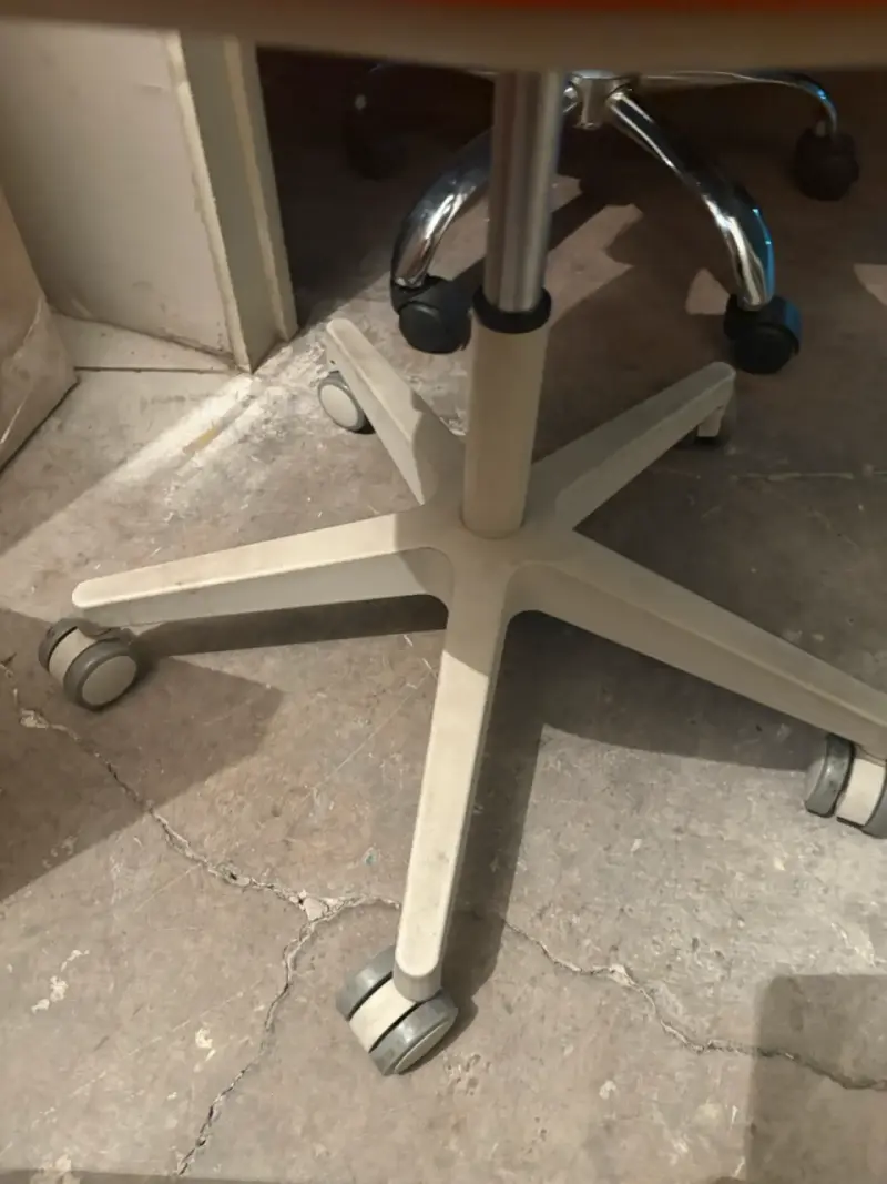 Silla de oficina ergonómica naranja con ruedas - 4