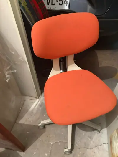 Silla de oficina ergonómica naranja con ruedas - miniatura 5