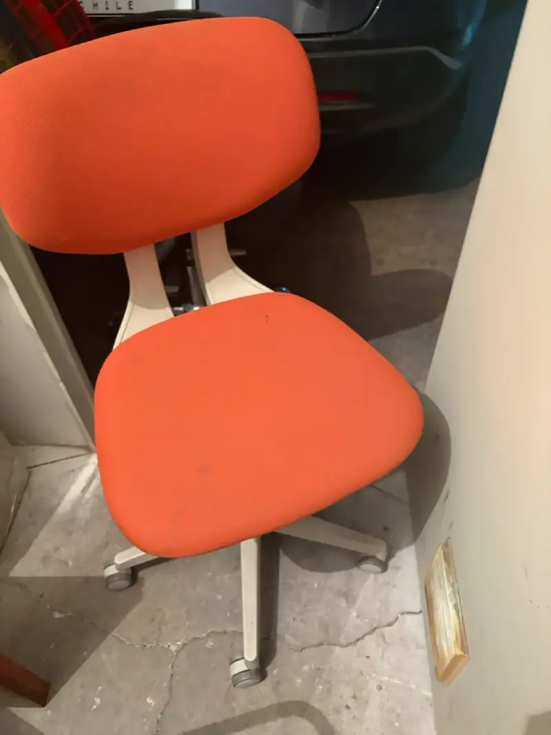 Silla de oficina ergonómica naranja con ruedas - 6