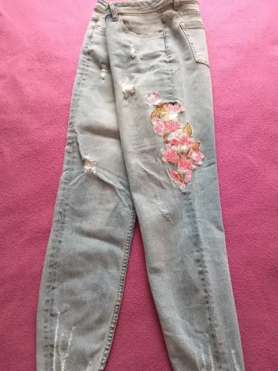 Jeans de mujer con bordado floral y detalles desgastados - miniatura 1