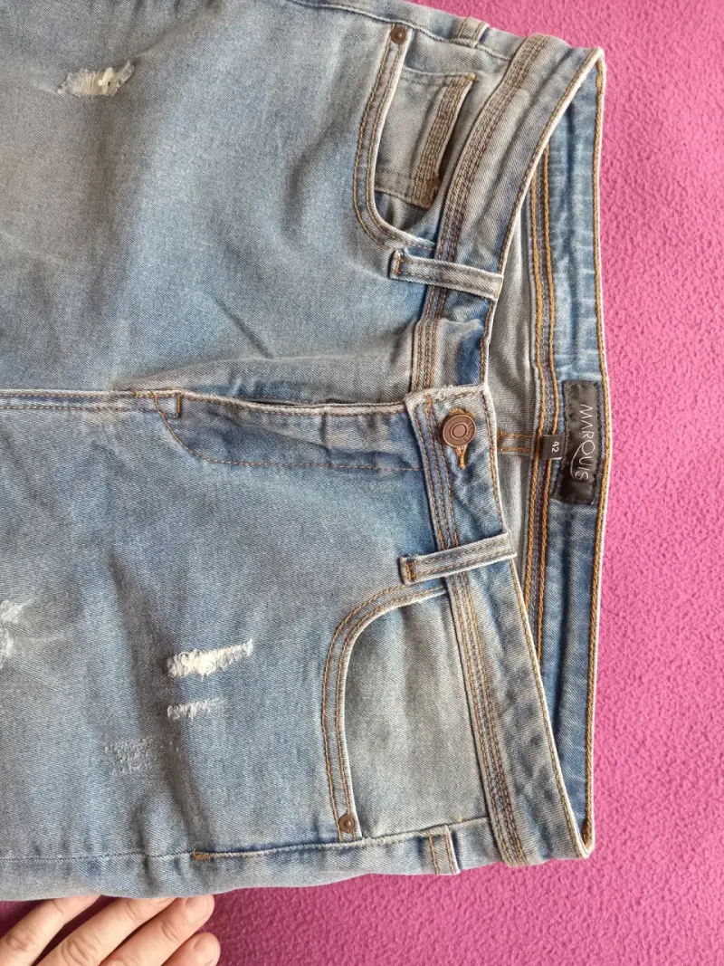Jeans de mujer con bordado floral y detalles desgastados - 2