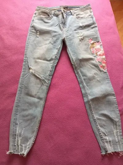 Jeans de mujer con bordado floral y detalles desgastados - miniatura 3