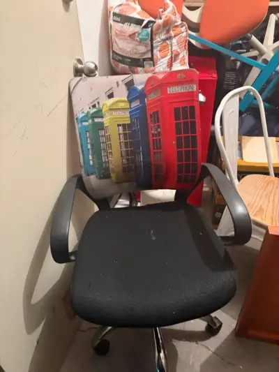 Silla de oficina con diseño de cabinas telefónicas - miniatura 1