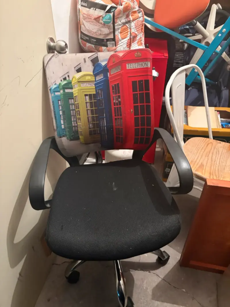 Silla de oficina con diseño de cabinas telefónicas - 2