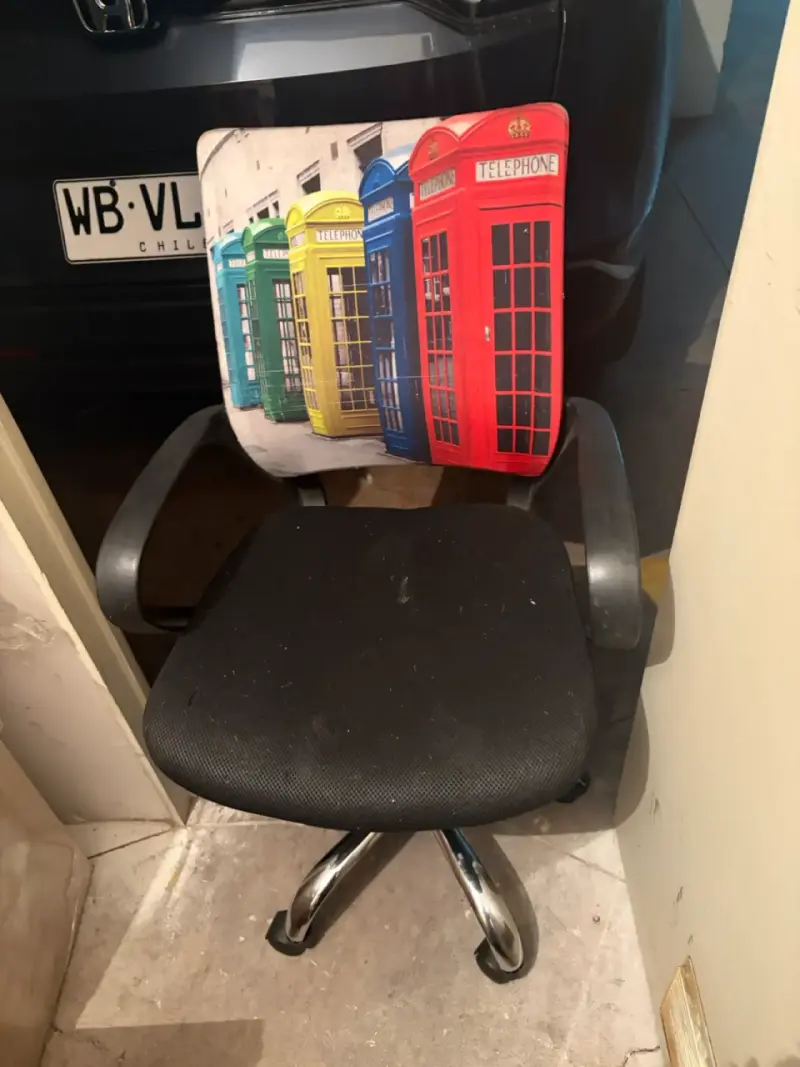 Silla de oficina con diseño de cabinas telefónicas - 3