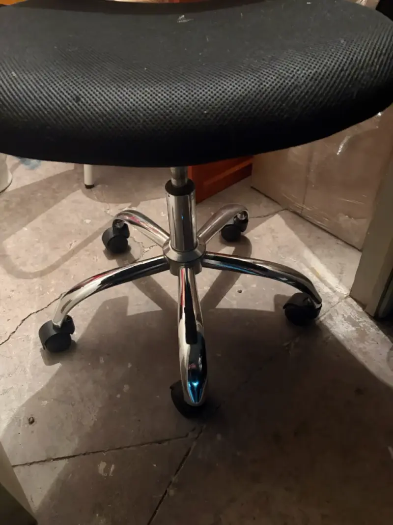 Silla de oficina con diseño de cabinas telefónicas - 6