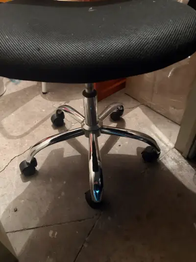 Silla de oficina con diseño de cabinas telefónicas - miniatura 6